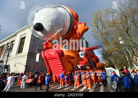 Der Astronaut Snoopy Ballon auf der 93. jährlichen Thanksgiving Day Parade von Macy's anzusehen, New York, USA - 28. Nov. 2019 Stockfoto