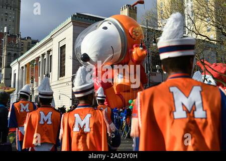 Der Astronaut Snoopy Ballon auf der 93. jährlichen Thanksgiving Day Parade von Macy's anzusehen, New York, USA - 28. Nov. 2019 Stockfoto