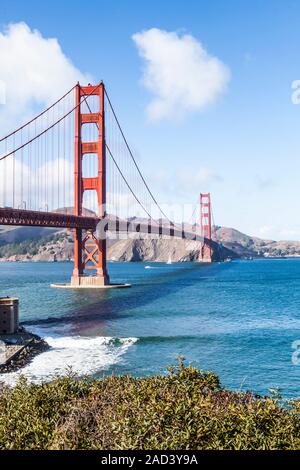 Die Golden Gate Bridge nach Norden schauen, als Sie überspannt den Eintritt in die San Francisco Bay vom Pazifik,, San Francisco, Kalifornien, USA. Stockfoto