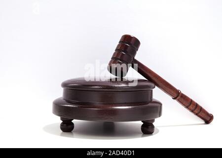 Richter aus Holz Hammer isoliert auf weißem Hintergrund Stockfoto