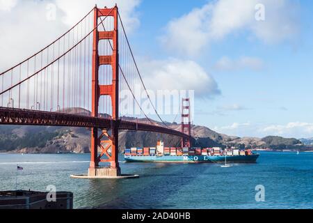 Die Golden Gate Bridge gesehen aus dem Süden mit einem großen Containerschiff, die unten in die San Francisco Bay, San Francisco, Kalifornien, USA. Stockfoto