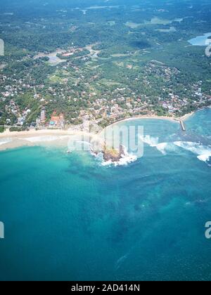 Luftaufnahme von Mirissa Beach und die Stadt in Sri Lanka Stockfoto