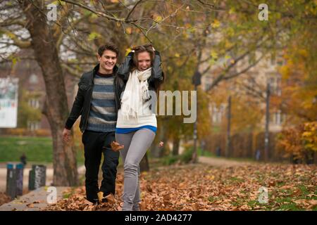 Glückliches junges Paar im Herbst Park Stockfoto