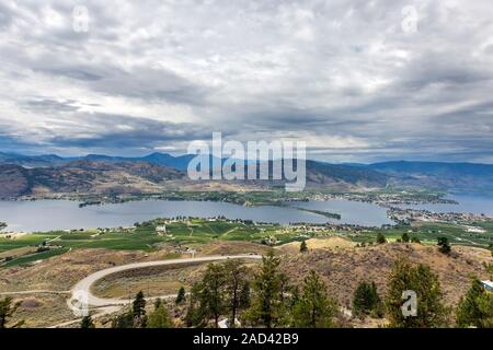 Panoramablick von Osoyoos Aussichtspunkt über Stadt Osoyoos, Osoyoos Lake, Weinberge, Fluss, bewölkten Himmel. Okanagan, British Columbia, Kanada Stockfoto