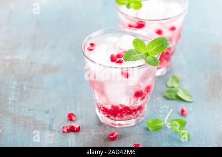 Infundierten Wasser gemacht aus frischen Granatapfel und Mineralwasser mit Eis, kalte erfrischende und Entgiftung trinken Stockfoto