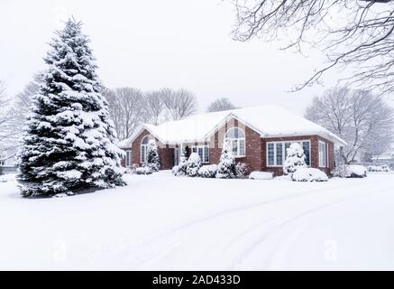 Ordentlich Backstein home nach einem Winter Schneefall. Stockfoto