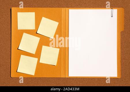 Geöffnete Dateiordner mit Haufen von Haftnotizen Stockfoto