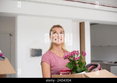 Mädchen, die in die neue Wohnung Stockfoto