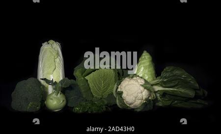 Frische winter Gemüse auf schwarzem Hintergrund (Format 16:9) Stockfoto