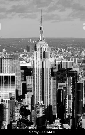 Die beeindruckende Skyline von Manhattan Island einschließlich das Empire State Building und das Chrysler Building in New York City, Vereinigte Staaten von Amerika Stockfoto