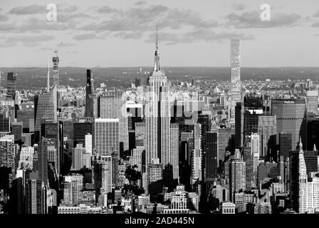 Die beeindruckende Skyline von Manhattan Island einschließlich das Empire State Building und das Chrysler Building in New York City, Vereinigte Staaten von Amerika Stockfoto