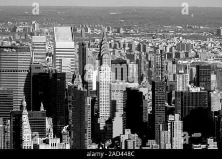 Die beeindruckende Skyline von Manhattan Island einschließlich das Empire State Building und das Chrysler Building in New York City, Vereinigte Staaten von Amerika Stockfoto