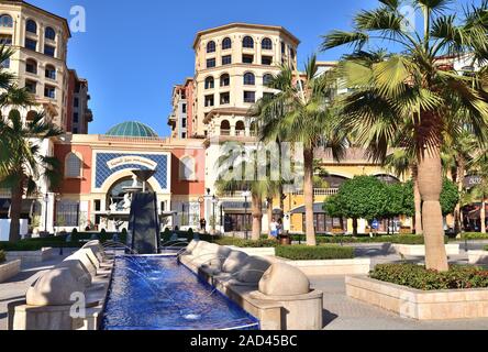 Doha, Katar - Nov 23. 2019. Souq Al Medina - Einkaufszentrum in Medina Centrale of Pearl Qatar Stockfoto