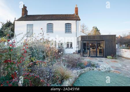 Denkmalgeschützten Haus mit modernem Anbau und Garten an einem frostigen Wintermorgen. Bristol. UK. Stockfoto