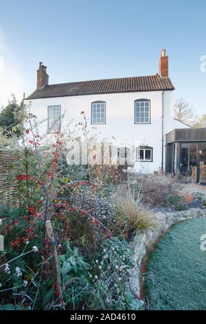 Denkmalgeschützten Haus mit modernem Anbau und Garten an einem frostigen Wintermorgen. Bristol. UK. Stockfoto