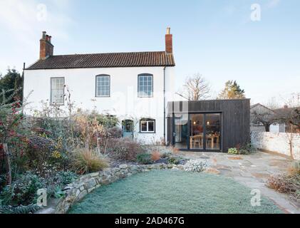 Denkmalgeschützten Haus mit modernem Anbau und Garten an einem frostigen Wintermorgen. Bristol. UK. Stockfoto