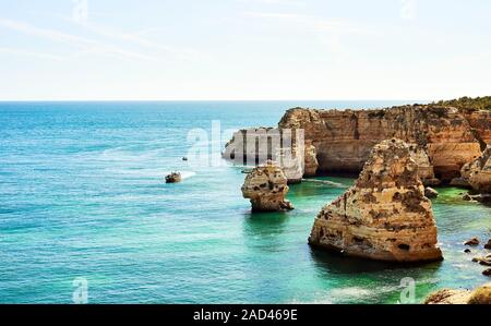 Marinha Strand - einer der bekanntesten Strände von Portugal, an der Atlantikküste in der Gemeinde Lagoa, Algarve. Stockfoto