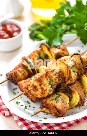 Vom Grill, Schaschlik oder Schaschlik auf Spieße Closeup auf weißem Hintergrund Stockfoto
