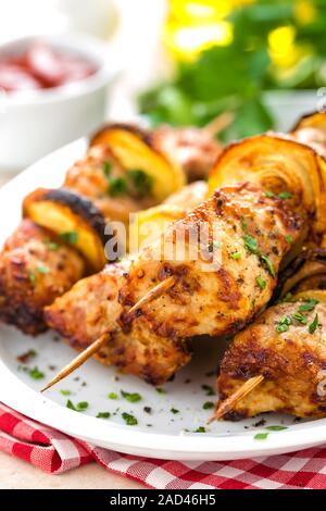 Vom Grill, Schaschlik oder Schaschlik auf Spieße Closeup auf weißem Hintergrund Stockfoto