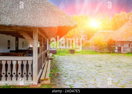 Frühe sonniger Morgen in die weißrussische Dorf. Stockfoto