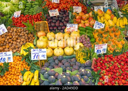 Exotische Früchte zum Verkauf auf einem Markt in Istanbul, Türkei Stockfoto