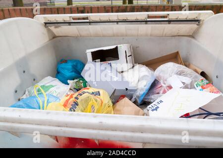 Mailand, Italien - Dezember 02, 2019: getrennte Abfallsammlung Fächer, Big White Müllcontainer voll der Müllsäcke, Restmüll Sammlung Stockfoto