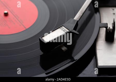 Alte Vinyl-Schallplatte mit player Stockfoto