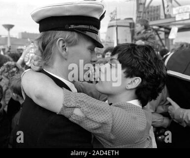 AJAXNETPHOTO. 19. Juni 1982. PORTSMOUTH, England. - Falklandinseln Veteran - ein junger Offizier der Sheffield Klasse (Typ 42/1 und 2) Zerstörer HMS GLASGOW HERZLICH WILLKOMMEN ZU HAUSE, als seine Bombe beschädigte Schiff NACH PORTSMOUTH IN 1982 ZURÜCK. Foto: Jonathan Eastland/AJAX. REF: HD NA GLAS 82 8 A. Stockfoto