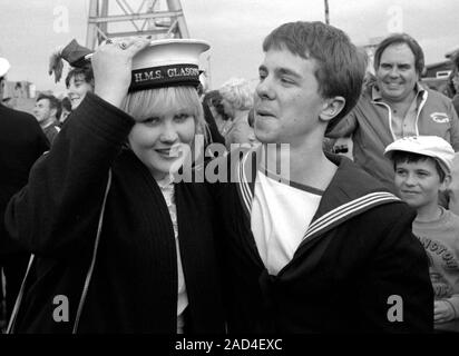 AJAXNETPHOTO. 19. Juni, 1982 - Portsmouth, England. - Falklandinseln Veteran - ein Seemann, der Sheffield Klasse (Typ 42/1 und 2) Zerstörer HMS Glasgow seinen Hut zu einem hübschen jungen Verwandten, wenn seine Bombe beschädigte Schiff NACH PORTSMOUTH 1982 wieder verliert. Foto: Jonathan Eastland/AJAX. REF: HD NA GLAS 82 16. Stockfoto