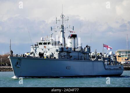 AJAXNETPHTO. 3. MÄRZ 2015. PORTSMOUTH, England. - HMS BROCKLESBY verlassen den Hafen. Foto: TONY HOLLAND/AJAX REF; DTH 140303 36798 Stockfoto