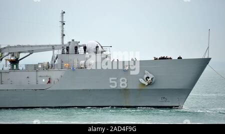 AJAXNETPHOTO. 3. NOVEMBER 2015. PORTSMOUTH, England. - Koreanische MARINESCHIFFE besichtigen - REPUBLIK SÜDKOREA (ROKS) Flotte unterstützt SCHIFF DAE CHUNG in den MARINESTÜTZPUNKT. Foto: TONY HOLLAND/AJAX REF: DTH 150311 39927 Stockfoto