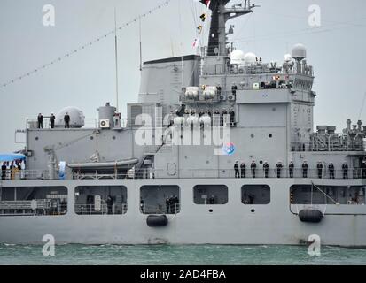 AJAXNETPHOTO. 3. NOVEMBER 2015. PORTSMOUTH, England. - Koreanische MARINESCHIFFE besichtigen - REPUBLIK SÜDKOREA (ROKS) Flotte unterstützt SCHIFF DAE CHUNG in den MARINESTÜTZPUNKT. Foto: TONY HOLLAND/AJAX REF: DTH 150311 39932 Stockfoto