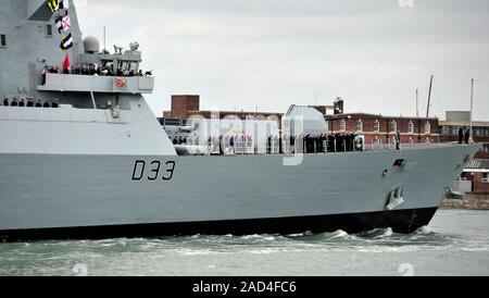 AJAXNETPHOTO. 15. MAI 2015. PORTSMOUTH, England. - Typ 45 Zerstörer HMS DAUNTLESS EINGABE HAFEN AUF DER RÜCKKEHR VON GOLF BEREITSTELLUNG. Foto: TONY HOLLAND/AJAX REF: DTH 151505 38045 Stockfoto