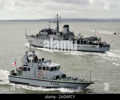 AJAXNETPHTO. 6. März, 2015. PORTSMOUTH, England. - HMS HURWORTH (Distant) verlassen den Hafen vorbei an HMS DASHER NACH INNEN GEBUNDEN. Foto: TONY HOLLAND/AJAX REF; DTH 150603 36935 Stockfoto