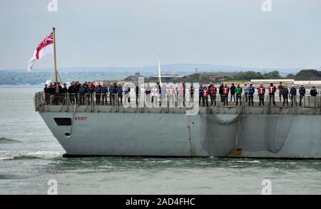 AJAXNETPHOTO. 15. Mai 2015. PORTSMOUTH, England. - Fregatte KEHRT ZURÜCK. - HMS KENT RÜCKKEHR AUS DEN LETZTEN NAHER OSTEN BEREITSTELLUNG. Foto: TONY HOLLAND/AJAX REF: DTH 151505 38018 Stockfoto