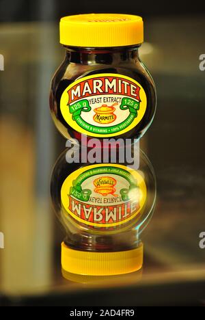 Marmite jar von hefeextrakt. Marmite wird traditionell als herzhafte verteilen sich auf Brot, Toast, herzhaftes Gebäck oder Cracker und andere ähnliche Backen gegessen Stockfoto