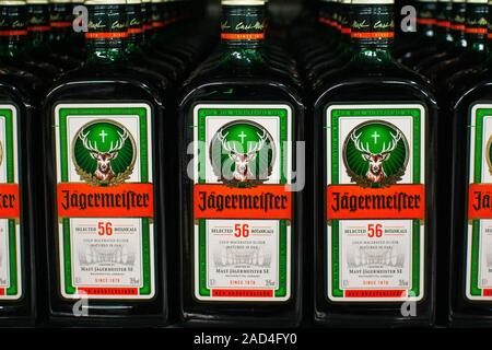 Tjumen, Russia-November 05, 2019: Flasche Jagermeister, Deutschen digestif mit 56 Kräuter und Gewürze, das Flaggschiff des Hubgerüsts Stockfoto