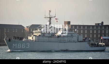 AJAXNETPHTO. 3. NOVEMBER 2015. PORTSMOUTH, England. - Niederländische Besucher fährt - Königlich Niederländische Marine ALKMAAR KLASSE MINEHUNTER HNLMS VLAARDINGEN (M863) VERLASSEN PNB. Foto: TONY HOLLAND/AJAX REF; DTH 150311 39827 Stockfoto