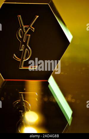 Schuß von Yves Saint Laurent zeichen Logo. Golden. Premium. Stockfoto