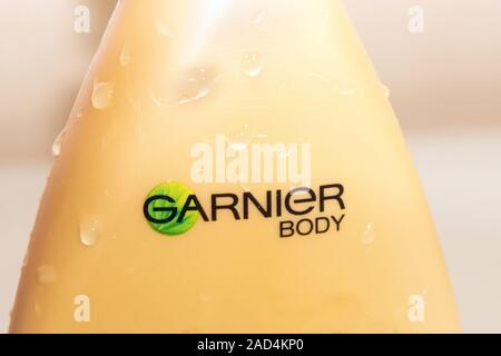 In Tjumen, Russland - November 25, 2019: Garnier bobody Logo close-up. Hair Shampoo Garnier Milch Stockfoto