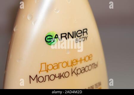 In Tjumen, Russland - November 25, 2019: Garnier bobody Logo close-up. Hair Shampoo Garnier Milch Stockfoto