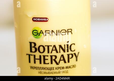 In Tjumen, Russland - November 25, 2019: Garnier botanischen Therapie. Hair Shampoo Garnier botanischen Therapie Stockfoto