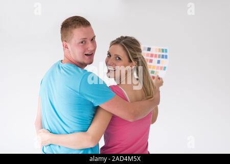 Paar Farbmuster zu Hause suchen Stockfoto