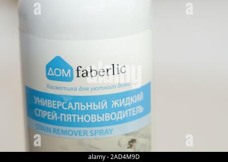 In Tjumen, Russland - November 25, 2019: faberlic Kosmetik für Home Universelle Fleckentferner. logo Nahaufnahme Stockfoto