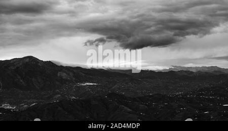 Schwarz-weiß Bild von La Maroma aus dem Dorf von Comares, Axarquia, Malaga, Andalusien, Costa del Sol, Spanien gesehen Stockfoto