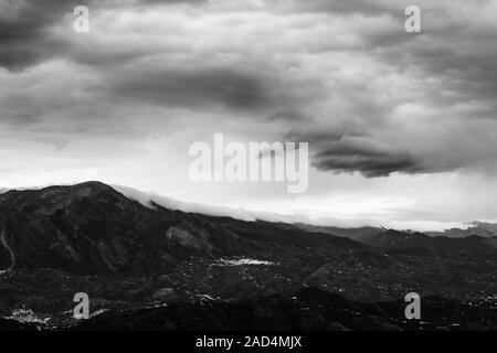 Schwarz-weiß Bild von La Maroma aus dem Dorf von Comares, Axarquia, Malaga, Andalusien, Costa del Sol, Spanien gesehen Stockfoto