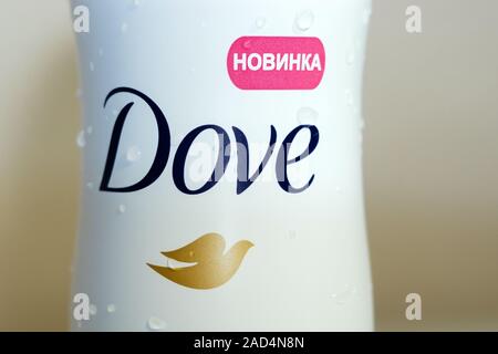 In Tjumen, Russland - November 25, 2019: dove Deodorant antiperspirant für Frauen. logo Nahaufnahme Stockfoto