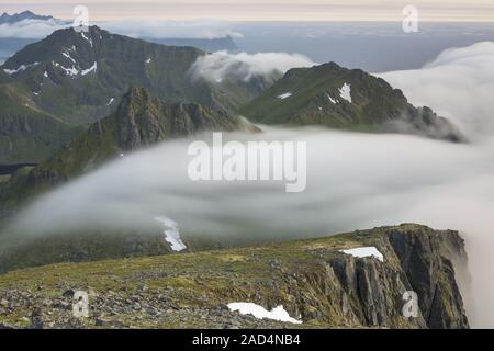 Trübe Stimmung in den Bergen, Flakstadsoeya, Lofoten, Norwegen Stockfoto