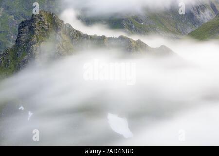 Trübe Stimmung in den Bergen, Flakstadsoeya, Lofoten, Norwegen Stockfoto