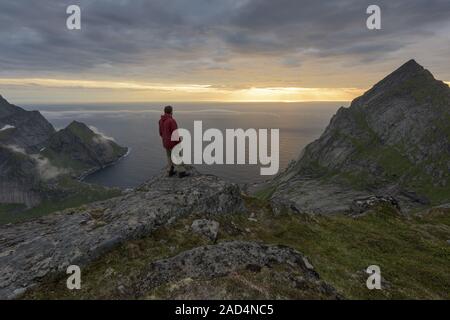 Man wacht über den Atlantik, Moskenesoeya, Lofoten, Norwegen Stockfoto